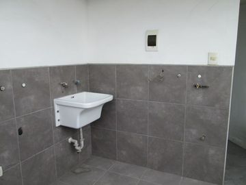 VENDO DEPARTAMENTO DÚPLEX MAS COCHERA Y DEPOSITO