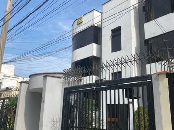 ELEGANTE DEPARTAMENTO REMODELADO EN LA MOLINA – 3 DORMITORIOS