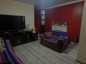VENDO CASA DE 3 PISOS URB. MIRAFLORES (ALORA)