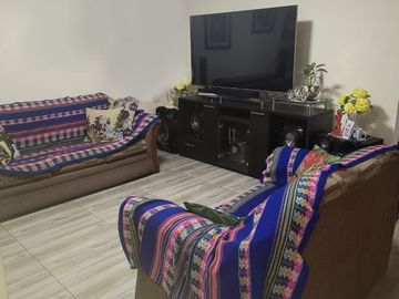 VENDO CASA DE 3 PISOS URB. MIRAFLORES (ALORA)