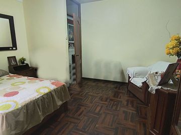 VENDO CASA DE 3 PISOS URB. MIRAFLORES (ALORA)