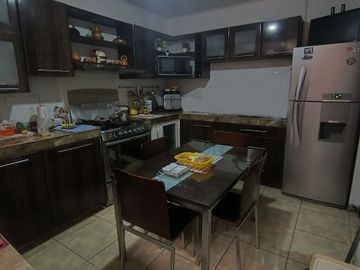 VENDO CASA DE 3 PISOS URB. MIRAFLORES (ALORA)