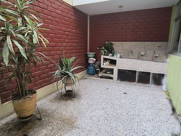 VENDO CASA DE 3 PISOS URB. MIRAFLORES (ALORA)