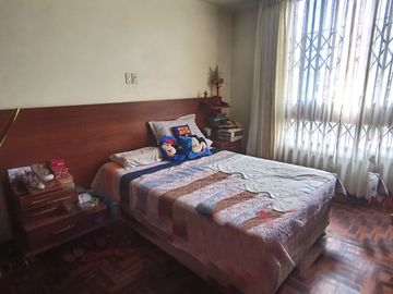 VENDO CASA DE 3 PISOS URB. MIRAFLORES (ALORA)