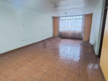 VENDO CASA DE 3 PISOS URB. MIRAFLORES (ALORA)