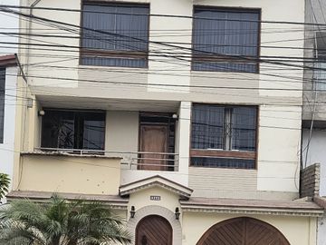 VENDO CASA DE 3 PISOS URB. MIRAFLORES (ALORA)