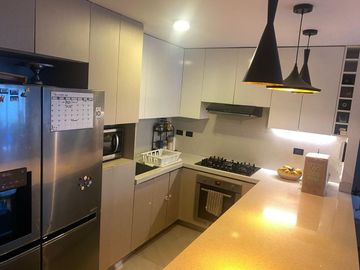 Vendo moderno departamento flat de 156 m2 y 3 Dorm. en el límite de Lince con San Isidro.