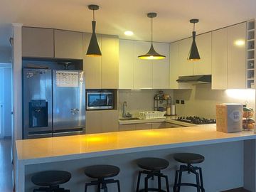 Vendo moderno departamento flat de 156 m2 y 3 Dorm. en el límite de Lince con San Isidro.