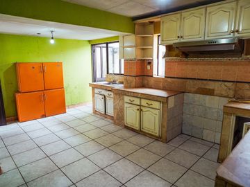 Casa con Local Comercial en Venta, Av de las Américas, Miraflores