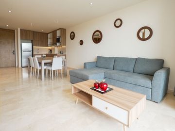Departamento de lujo con vistas al mar y montañas, frente a playa. Amenidades exclusivas y servicio de resort para una experiencia única