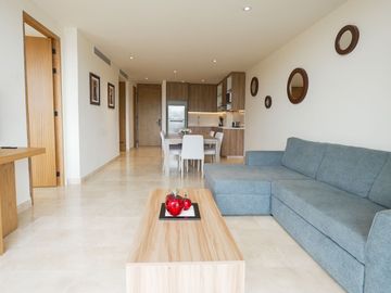 Departamento de lujo con vistas al mar y montañas, frente a playa. Amenidades exclusivas y servicio de resort para una experiencia única