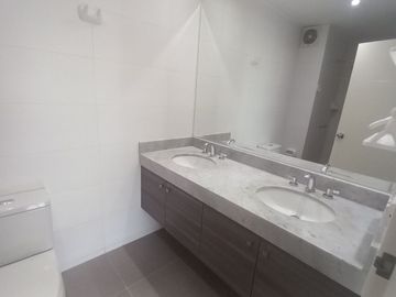 Dúplex en Venta en Santiago de Surco – Frente a Parque y en Ubicación Privilegiada