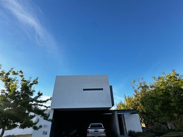 RESIDENCIA CON ALBERCA, CARGADOR AUTOS ELECTRICOS, PANELES SOLARES,  Y RECAMARA EN PLANTA BAJA RESIDENCIAL TIERRAVERDE TIERRA VERDE AL NORTE DE AGS