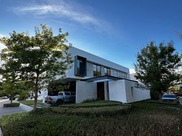 RESIDENCIA CON ALBERCA, CARGADOR AUTOS ELECTRICOS, PANELES SOLARES,  Y RECAMARA EN PLANTA BAJA RESIDENCIAL TIERRAVERDE TIERRA VERDE AL NORTE DE AGS