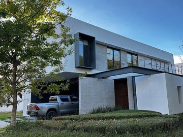 RESIDENCIA CON ALBERCA, CARGADOR AUTOS ELECTRICOS, PANELES SOLARES,  Y RECAMARA EN PLANTA BAJA RESIDENCIAL TIERRAVERDE TIERRA VERDE AL NORTE DE AGS