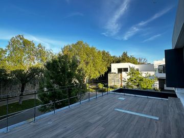 RESIDENCIA CON ALBERCA, CARGADOR AUTOS ELECTRICOS, PANELES SOLARES,  Y RECAMARA EN PLANTA BAJA RESIDENCIAL TIERRAVERDE TIERRA VERDE AL NORTE DE AGS