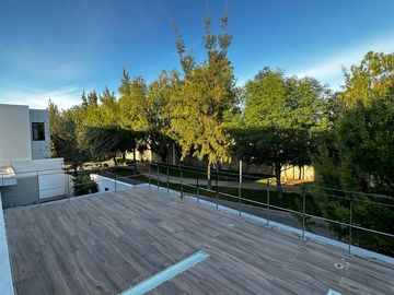 RESIDENCIA CON ALBERCA, CARGADOR AUTOS ELECTRICOS, PANELES SOLARES,  Y RECAMARA EN PLANTA BAJA RESIDENCIAL TIERRAVERDE TIERRA VERDE AL NORTE DE AGS