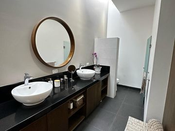 RESIDENCIA CON ALBERCA, CARGADOR AUTOS ELECTRICOS, PANELES SOLARES,  Y RECAMARA EN PLANTA BAJA RESIDENCIAL TIERRAVERDE TIERRA VERDE AL NORTE DE AGS