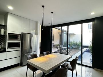 RESIDENCIA CON ALBERCA, CARGADOR AUTOS ELECTRICOS, PANELES SOLARES,  Y RECAMARA EN PLANTA BAJA RESIDENCIAL TIERRAVERDE TIERRA VERDE AL NORTE DE AGS