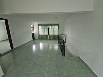 EXCELENTE CASA