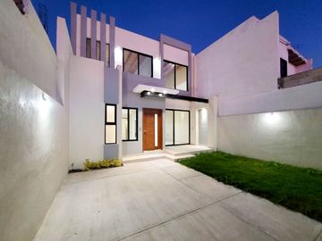 Casa en venta en Tequisquiapan, Col. Adolfo Lopez M, 3 recamaras, amplia y luminosa