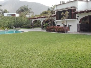 VENTA DE CASA EN LA PLANICIE RODEADA DE 2,000 M2 DE JARDINES – COLINDANTE Y CON ACCESO AL CLUB EL GOLF LA PLANICIE