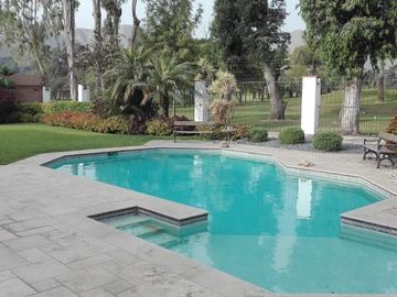 VENTA DE CASA EN LA PLANICIE RODEADA DE 2,000 M2 DE JARDINES – COLINDANTE Y CON ACCESO AL CLUB EL GOLF LA PLANICIE