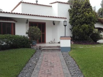 VENTA DE CASA EN LA PLANICIE RODEADA DE 2,000 M2 DE JARDINES – COLINDANTE Y CON ACCESO AL CLUB EL GOLF LA PLANICIE