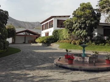 VENTA DE CASA EN LA PLANICIE RODEADA DE 2,000 M2 DE JARDINES – COLINDANTE Y CON ACCESO AL CLUB EL GOLF LA PLANICIE