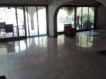 VENTA DE CASA EN LA PLANICIE RODEADA DE 2,000 M2 DE JARDINES – COLINDANTE Y CON ACCESO AL CLUB EL GOLF LA PLANICIE