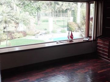 VENTA DE CASA EN LA PLANICIE RODEADA DE 2,000 M2 DE JARDINES – COLINDANTE Y CON ACCESO AL CLUB EL GOLF LA PLANICIE