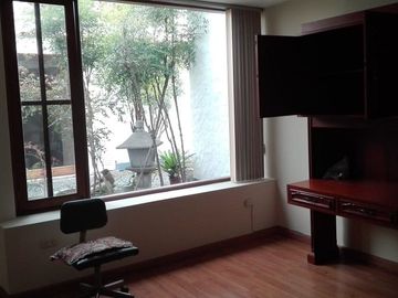 VENTA DE CASA EN LA PLANICIE RODEADA DE 2,000 M2 DE JARDINES – COLINDANTE Y CON ACCESO AL CLUB EL GOLF LA PLANICIE