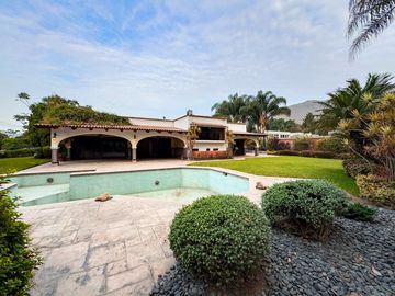 VENTA DE CASA EN LA PLANICIE RODEADA DE 2,000 M2 DE JARDINES – COLINDANTE Y CON ACCESO AL CLUB EL GOLF LA PLANICIE