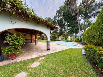 VENTA DE CASA EN LA PLANICIE RODEADA DE 2,000 M2 DE JARDINES – COLINDANTE Y CON ACCESO AL CLUB EL GOLF LA PLANICIE