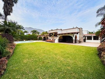 VENTA DE CASA EN LA PLANICIE RODEADA DE 2,000 M2 DE JARDINES – COLINDANTE Y CON ACCESO AL CLUB EL GOLF LA PLANICIE