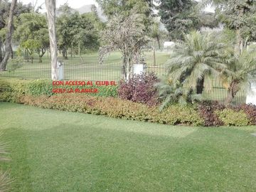 VENTA DE CASA EN LA PLANICIE RODEADA DE 2,000 M2 DE JARDINES – COLINDANTE Y CON ACCESO AL CLUB EL GOLF LA PLANICIE