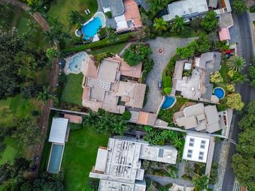 VENTA DE CASA EN LA PLANICIE RODEADA DE 2,000 M2 DE JARDINES – COLINDANTE Y CON ACCESO AL CLUB EL GOLF LA PLANICIE