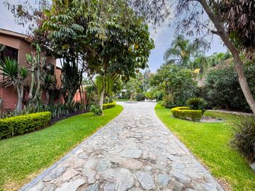 VENTA DE CASA EN LA PLANICIE RODEADA DE 2,000 M2 DE JARDINES – COLINDANTE Y CON ACCESO AL CLUB EL GOLF LA PLANICIE