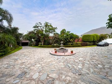VENTA DE CASA EN LA PLANICIE RODEADA DE 2,000 M2 DE JARDINES – COLINDANTE Y CON ACCESO AL CLUB EL GOLF LA PLANICIE