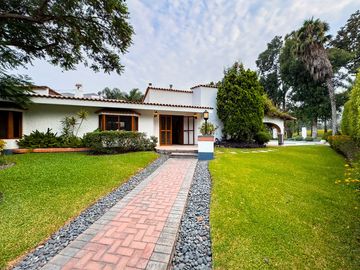 VENTA DE CASA EN LA PLANICIE RODEADA DE 2,000 M2 DE JARDINES – COLINDANTE Y CON ACCESO AL CLUB EL GOLF LA PLANICIE