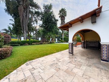 VENTA DE CASA EN LA PLANICIE RODEADA DE 2,000 M2 DE JARDINES – COLINDANTE Y CON ACCESO AL CLUB EL GOLF LA PLANICIE