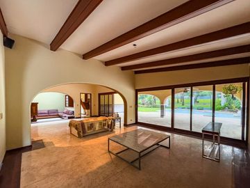 VENTA DE CASA EN LA PLANICIE RODEADA DE 2,000 M2 DE JARDINES – COLINDANTE Y CON ACCESO AL CLUB EL GOLF LA PLANICIE