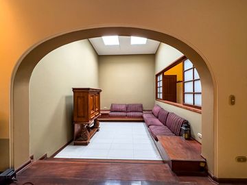 VENTA DE CASA EN LA PLANICIE RODEADA DE 2,000 M2 DE JARDINES – COLINDANTE Y CON ACCESO AL CLUB EL GOLF LA PLANICIE