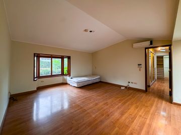 VENTA DE CASA EN LA PLANICIE RODEADA DE 2,000 M2 DE JARDINES – COLINDANTE Y CON ACCESO AL CLUB EL GOLF LA PLANICIE