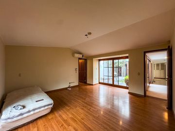 VENTA DE CASA EN LA PLANICIE RODEADA DE 2,000 M2 DE JARDINES – COLINDANTE Y CON ACCESO AL CLUB EL GOLF LA PLANICIE