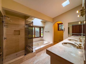 VENTA DE CASA EN LA PLANICIE RODEADA DE 2,000 M2 DE JARDINES – COLINDANTE Y CON ACCESO AL CLUB EL GOLF LA PLANICIE