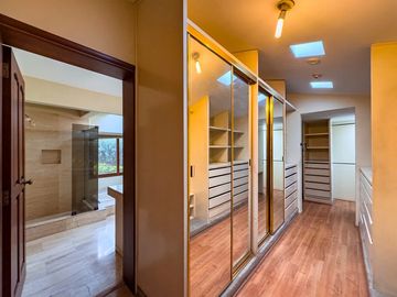 VENTA DE CASA EN LA PLANICIE RODEADA DE 2,000 M2 DE JARDINES – COLINDANTE Y CON ACCESO AL CLUB EL GOLF LA PLANICIE