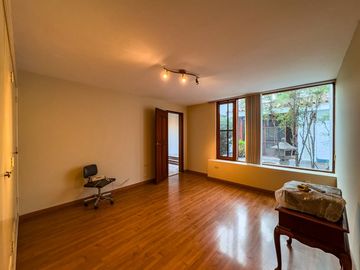 VENTA DE CASA EN LA PLANICIE RODEADA DE 2,000 M2 DE JARDINES – COLINDANTE Y CON ACCESO AL CLUB EL GOLF LA PLANICIE