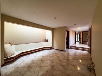 VENTA DE CASA EN LA PLANICIE RODEADA DE 2,000 M2 DE JARDINES – COLINDANTE Y CON ACCESO AL CLUB EL GOLF LA PLANICIE