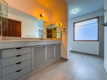 VENTA DE CASA EN LA PLANICIE RODEADA DE 2,000 M2 DE JARDINES – COLINDANTE Y CON ACCESO AL CLUB EL GOLF LA PLANICIE